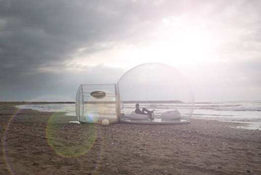 Bulle transparente en bord de mer