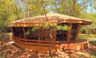 Couleurs Indiennes : la cabane sous les arbres