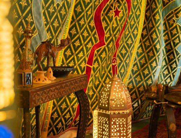 Au-Bonheur-Nomade-Tente-Caidale-Marocaine-Interieur-3-3mo-scaled