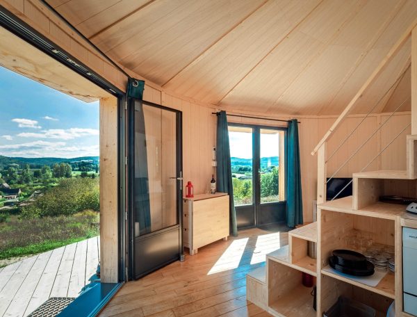 Reve-en-Perigord-Cabane-insolite-vue-de-l-interieur-scaled